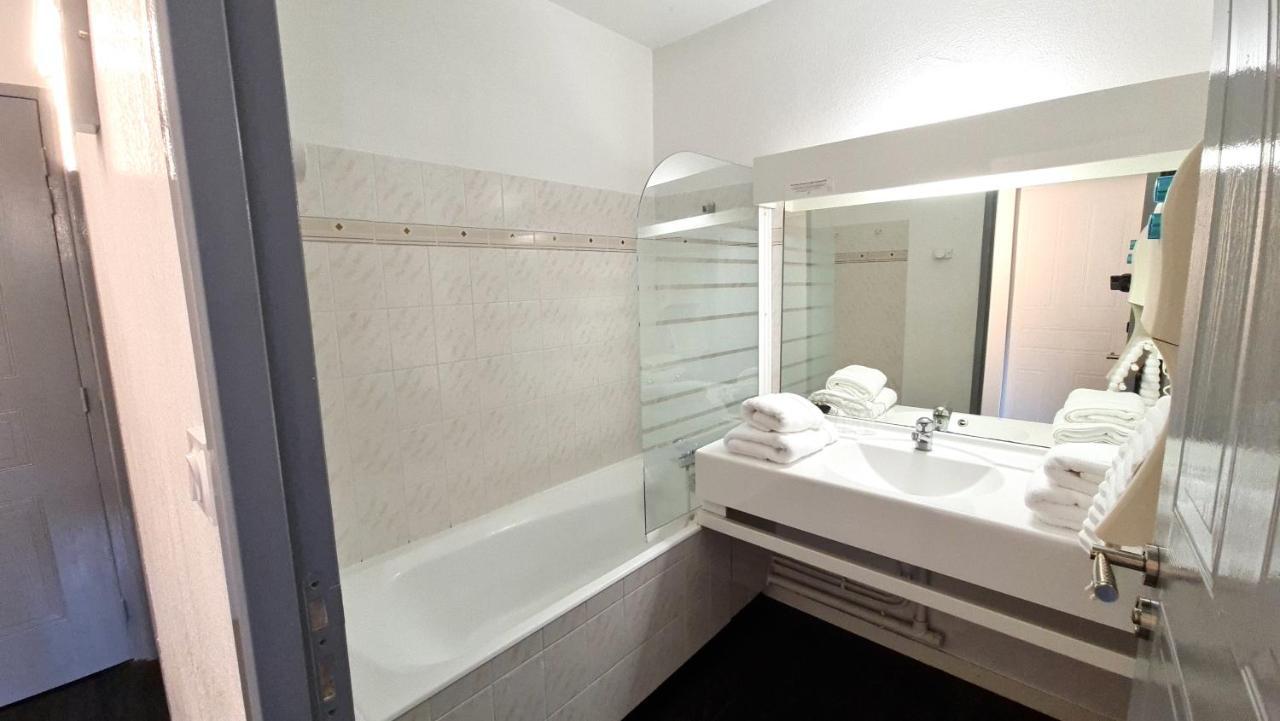 Fasthotel Oloron Hostellerie Du Paon Blanc Lurbe-Saint-Christau Exterior foto