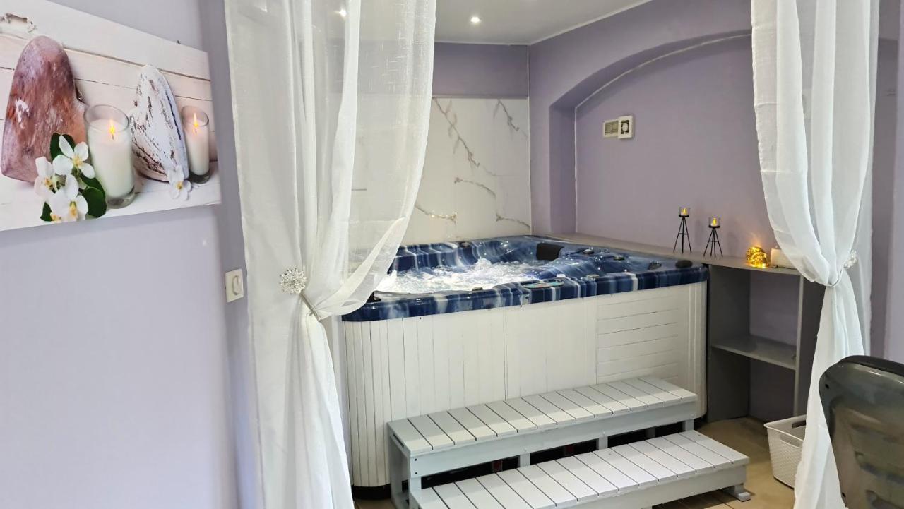 Fasthotel Oloron Hostellerie Du Paon Blanc Lurbe-Saint-Christau Exterior foto